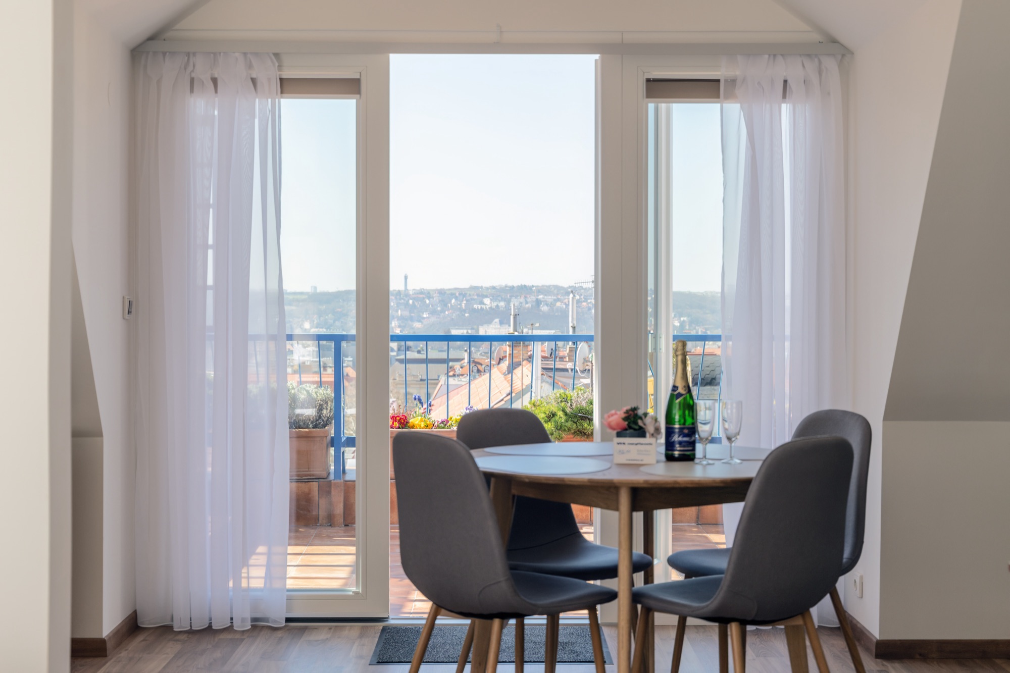 Střešní Apartmán s terasou a výhledem na Prahu
