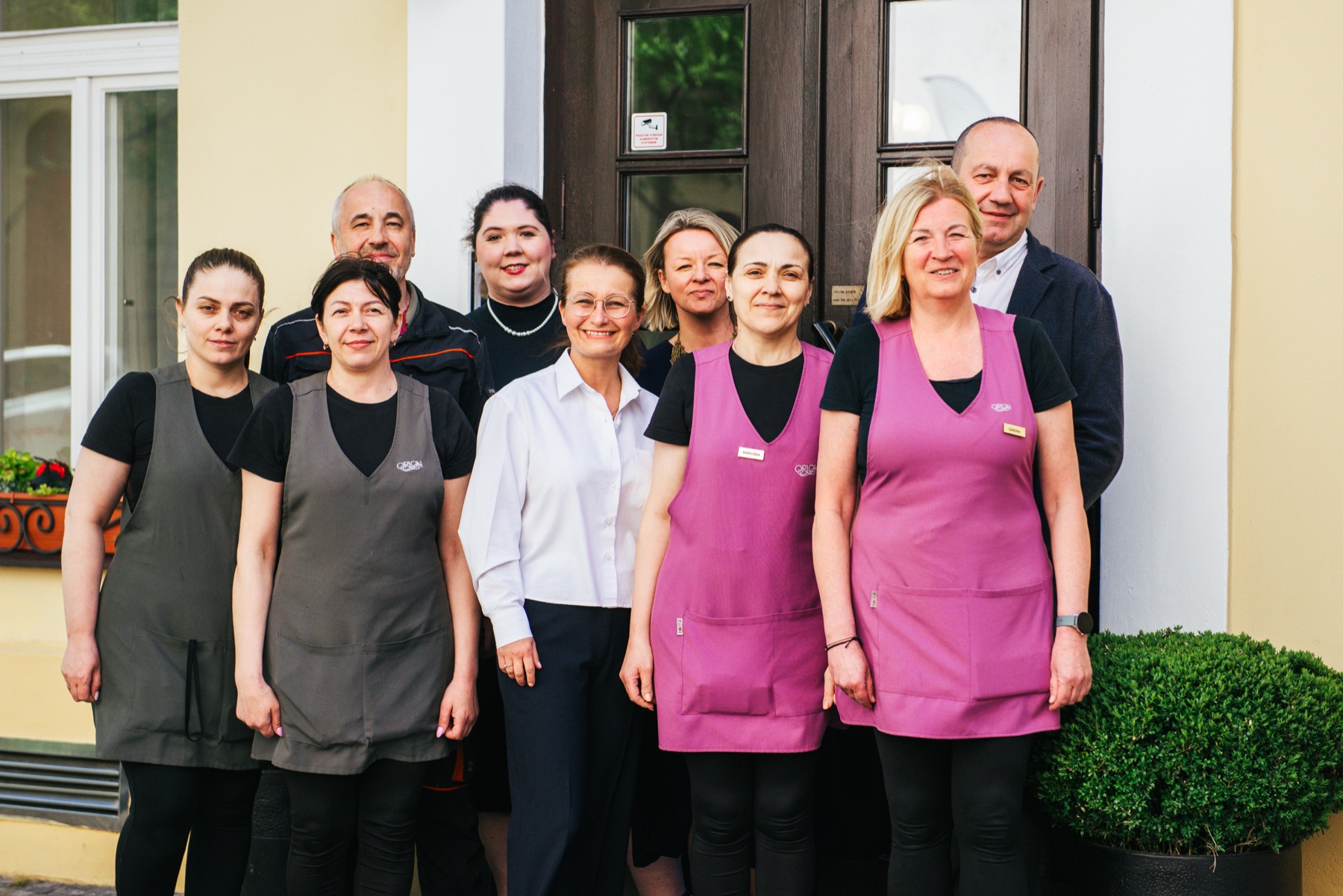 Tým Hotelu Orion před vchodem